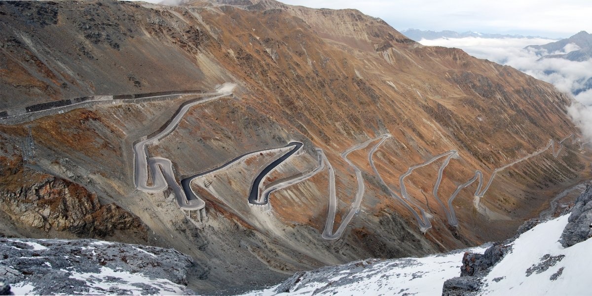 Đèo Stelvio ở Italy chỉ dài 24 km nhưng có đến 48 đoạn cua tay áo. Đèo cao 2.743 m và có khung cảnh tuyệt đẹp.