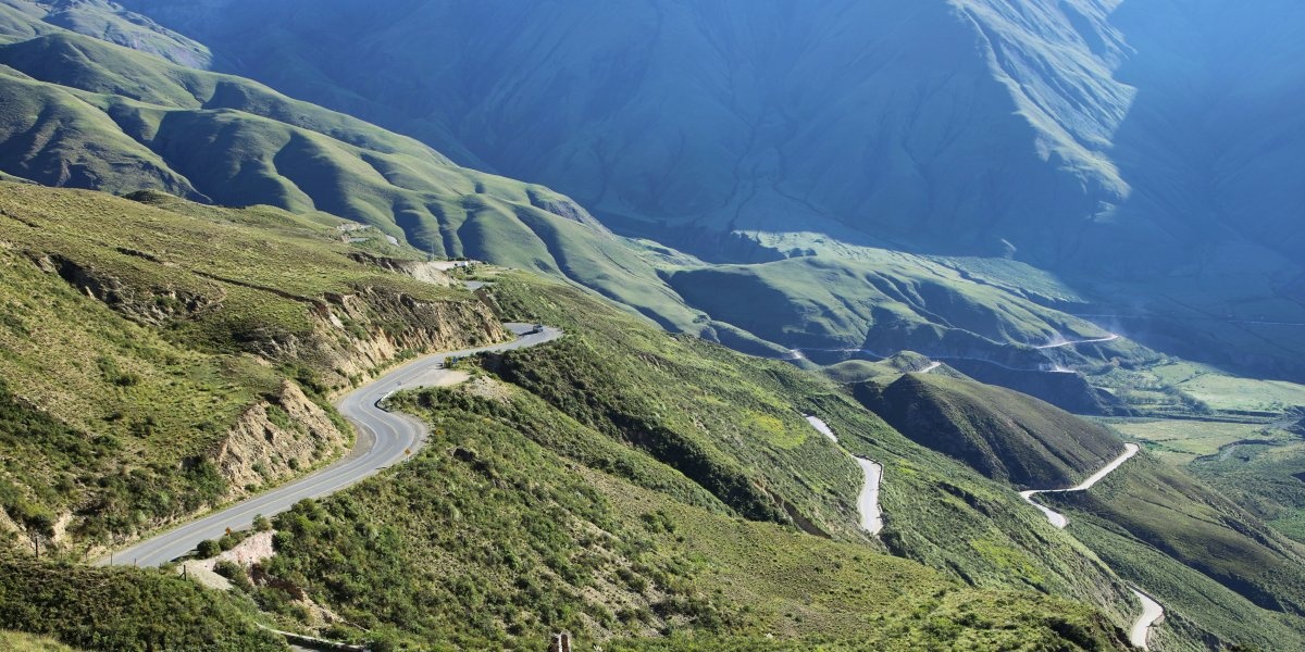 Cung đường Ruta 40  có độ dài 4.828 km, từ miền bắc Argentina đến cực nam của nước này. Đường chạy qua 18 con sông, 20 công viên quốc gia, song song với dãy Andes.