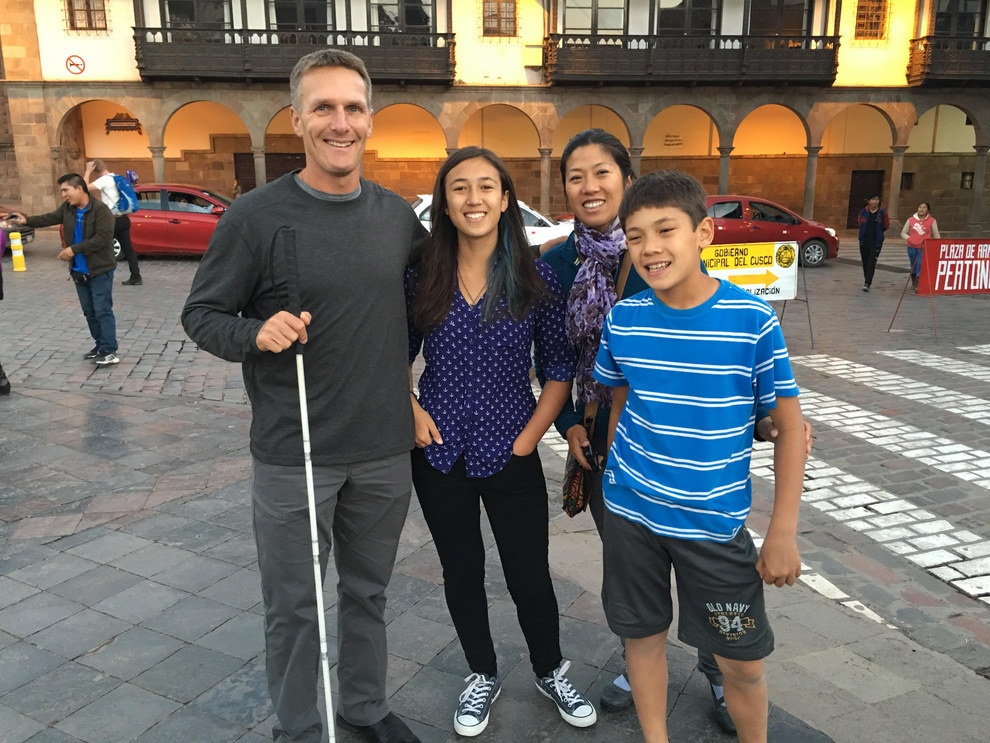 Dan Berlin, 45 tuổi, sống cùng vợ và 2 con ở Colorado, Mỹ. Anh dần bị mất thị lực trong vòng 20 năm do chứng loạn dưỡng nón rod hiếm gặp. “Đó là khi tôi nhận ra rằng mình không thể sống một cuộc đời bình thường, vì vậy mạo hiểm cũng tốt, tôi chỉ cần bỏ qua những kỳ vọng về bản thân”, anh chia sẻ.