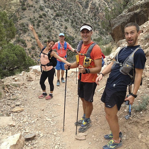 Berlin leo núi cùng nhóm phượt Team See Possibilities và người hướng dẫn viên từ công ty du lịch Intrepid, nơi tài trợ cho chuyến đi.