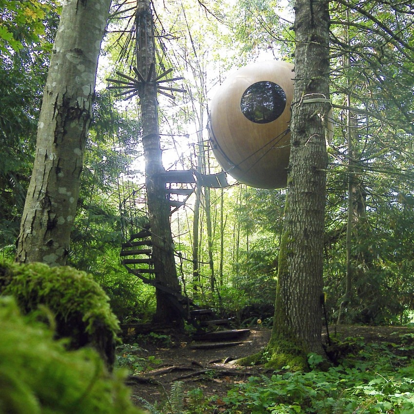 Free Spirit Spheres, Vancouver Island, British Columbia: Chủ nhân Tom Chudleigh bắt đầu xây dựng ngôi nhà này từ năm 1993 và liên tục chau chuốt thiết kế. Ngôi nhà được làm bằng gỗ, phủ bằng sợi thủy tinh và treo lên cây bằng những sợi dây tổng hợp. Giá khởi điểm <abbr class=