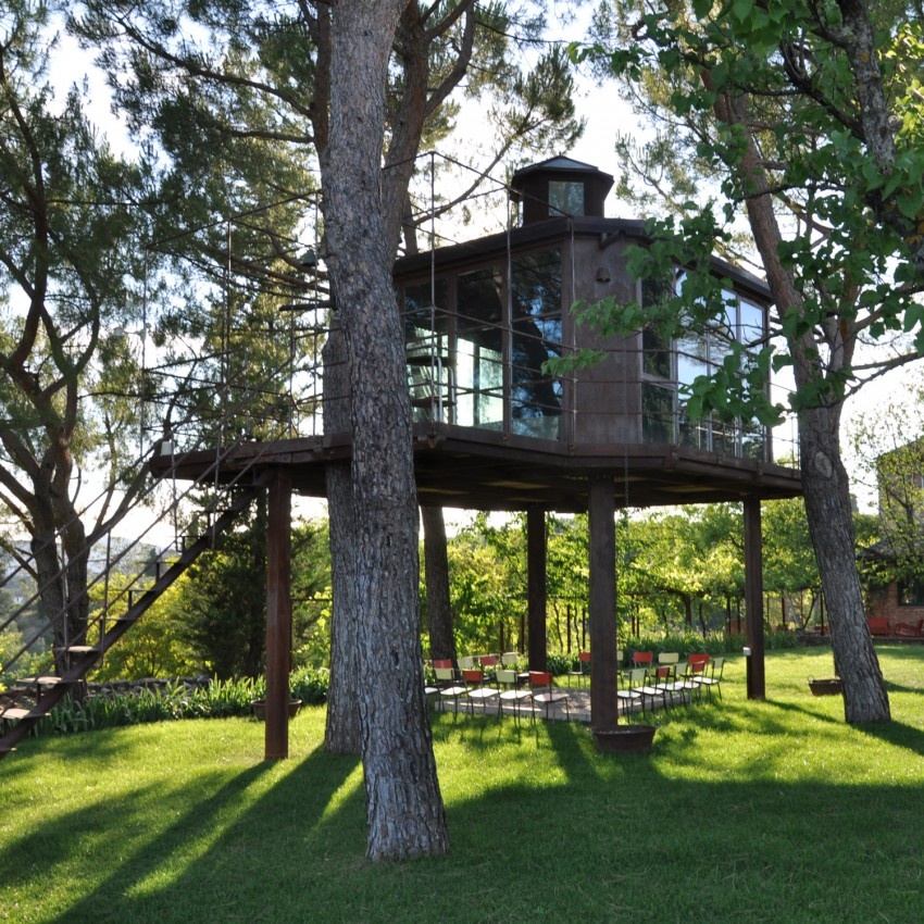 CasaBarthel, Florence, Italy: Chủ nhân, cũng là người xây dựng ngôi nhà này là một nhà thiết kế kiêm sản xuất đồ nội thất người Italy. CasaBarthel nằm trên một trang trại trồng ô liu ở ngoại ô Florence. Nhà làm bằng thép chống gỉ và gỗ tái chế, bắc trên những cây thông vững chắc. Ngôi nhà gồm phòng ngủ cho 2 người, lò sưởi, bếp, phòng tắm và phong cảnh vùng Tuscany tuyệt đẹp. Giá khởi điểm <abbr class=