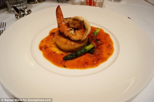 Sò điệp và tôm nướng cùng pho mát và bột kiều mạch.