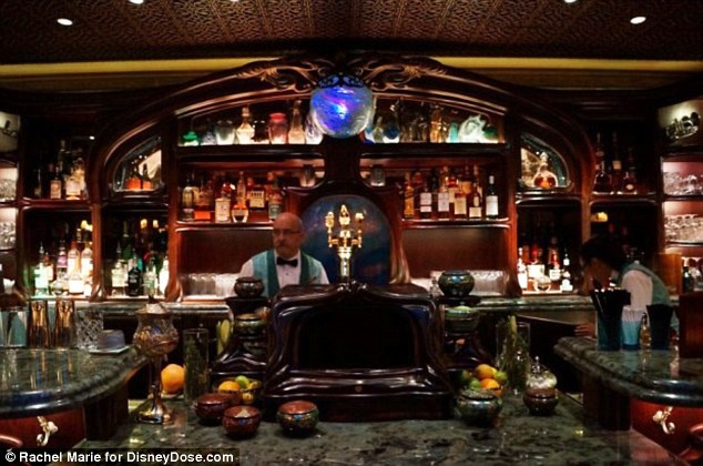 Đây là nơi duy nhất trong công viên Disney phục vụ đồ uống có cồn.