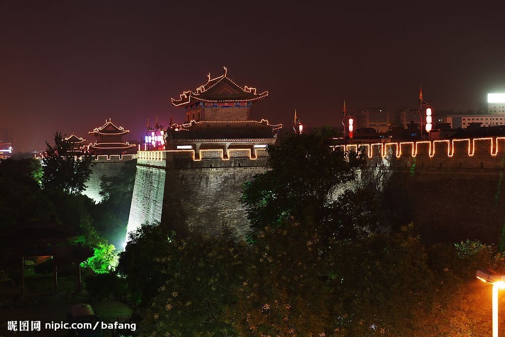 Tường thành cổ Tây An được Chu Nguyên Chương, vị vua đầu tiên của nhà Minh xây dựng, đến nay đã có lịch sử hơn 600 năm. Tường thành cao 12 mét, chân tường dày 18 mét, trên bề mặt rộng 12-14 mét, chu vi 13,74 km với một hào sâu bao quanh. Cứ 120 mét lại có 1 tháp canh, tổng cộng gồm 98 cái. Ảnh: Nipic