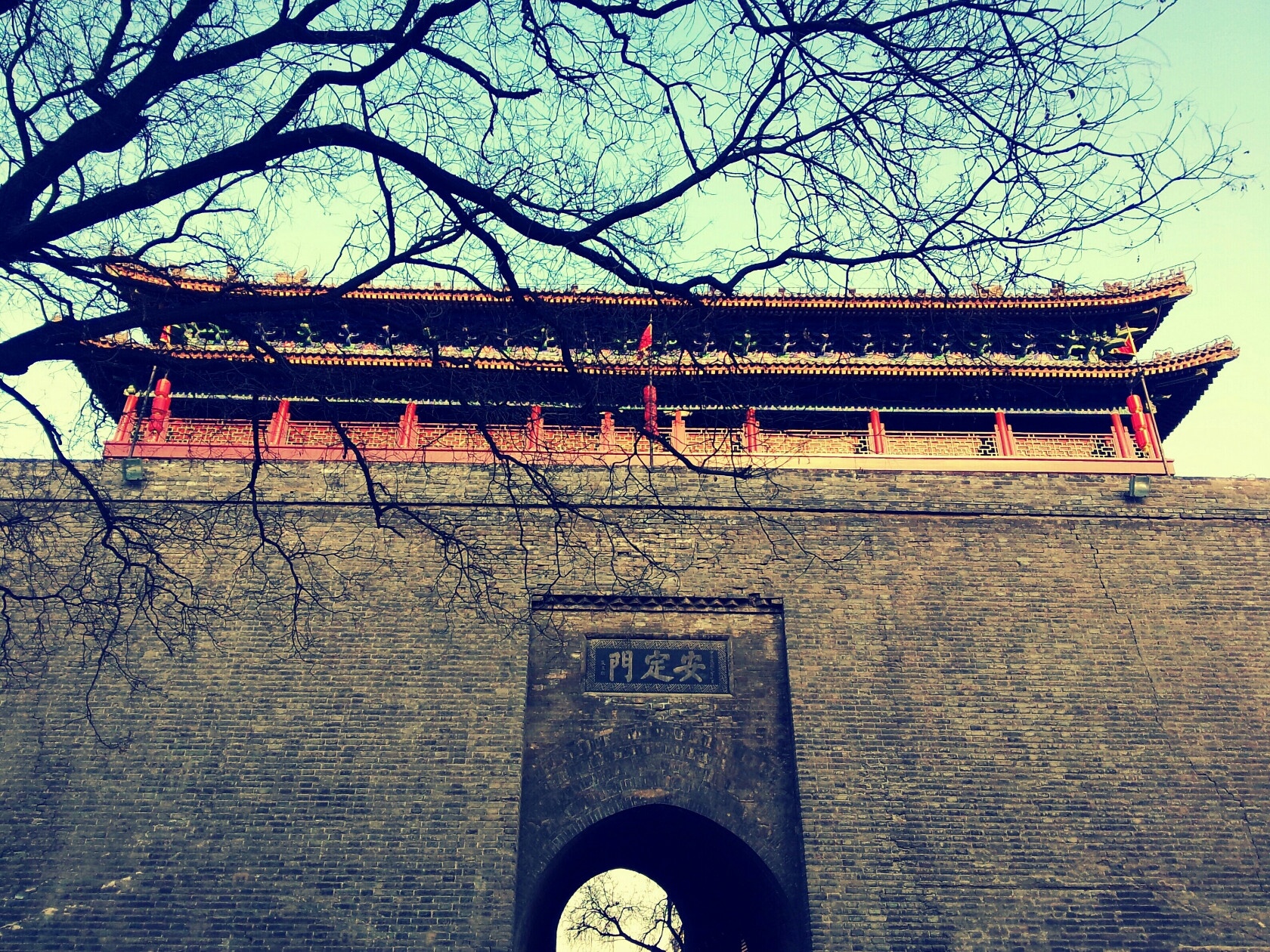 Tường thành có 4 cổng Trường Lạc Môn, An Định Môn, Vĩnh Ninh Môn và An Viễn Môn lần lượt nằm tại 4 phía: Đông, Tây, Nam, Bắc. Trong đó cửa Vĩnh Ninh của tường thành trang trí rất đẹp mắt. Đây cũng là địa điểm thu hút khách du lịch tham quan và chiêm ngưỡng. Ảnh: Baike