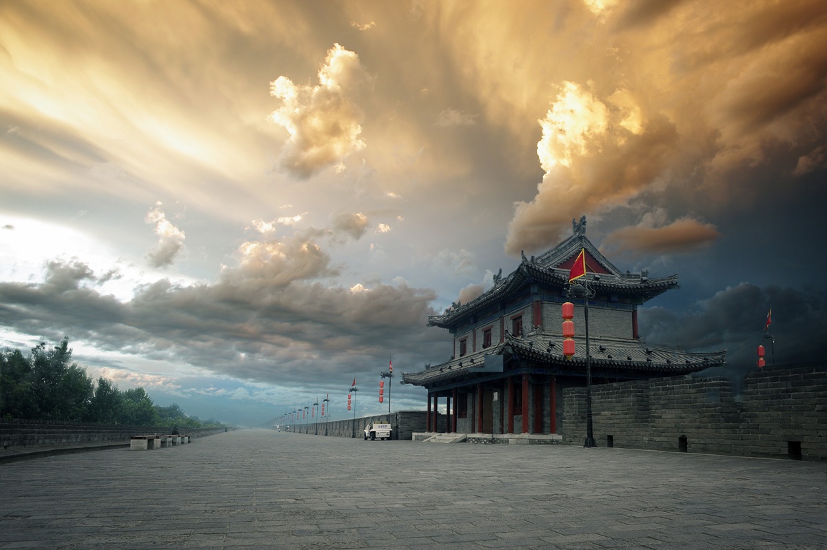 Mỗi cổng có 3 tháp, trong đó có một tháp nằm bên ngoài, tách biệt với tường thành dùng để nâng và hạ chiếc cầu treo qua hào sâu. Giữa các cổng có một lối đi dốc dẫn lên đỉnh tường thành. Ảnh: Hexun