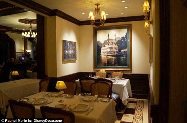 Đây là nơi Walt Disney phục vụ các ngôi sao và các khách VIP khi họ ghé thăm công viên Disneyland.