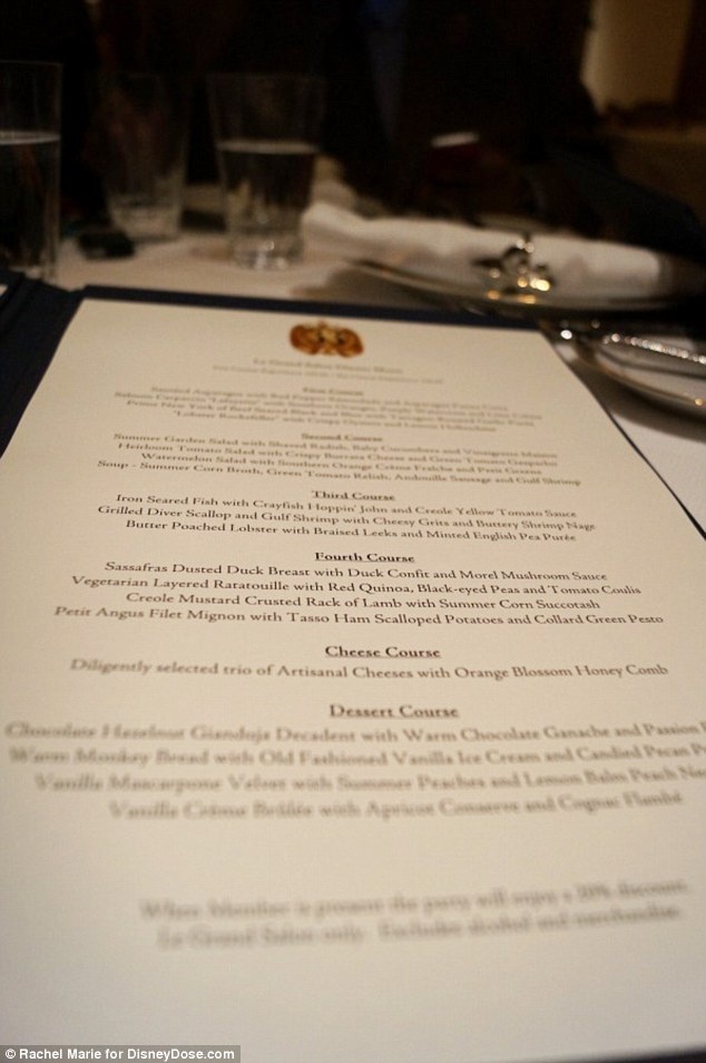 Thực đơn gồm các món ăn kiểu Pháp và Mỹ của nhà hàng.