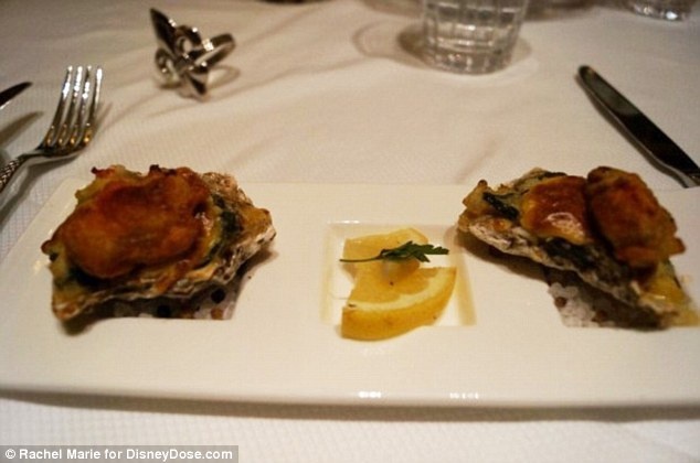 Món tôm hùm Rockefeller với hàu và chanh hollandaise.