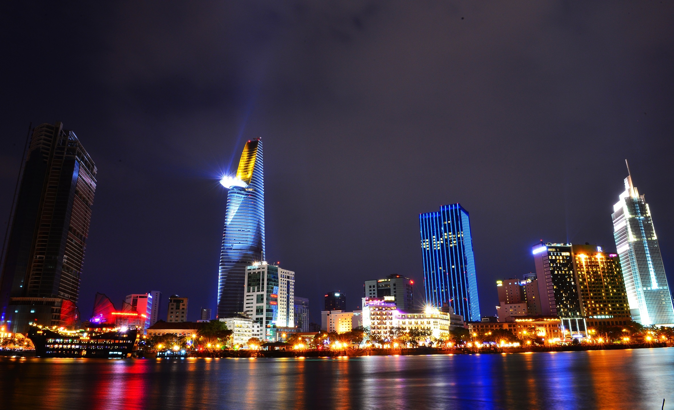 Hai thành phố của Việt Nam là Hà Nội và TP HCM được Lonely Planet xếp hạng nhì là những điểm đến “đáng đồng tiền bát gạo” nhất đối với du khách năm 2016. Tuy nhiên, “ông lớn” của ngành du lịch vẫn không quên nhắc nhở du khách về thứ hạng tệ nhất thế giới của sân bay Tân Sơn Nhất.