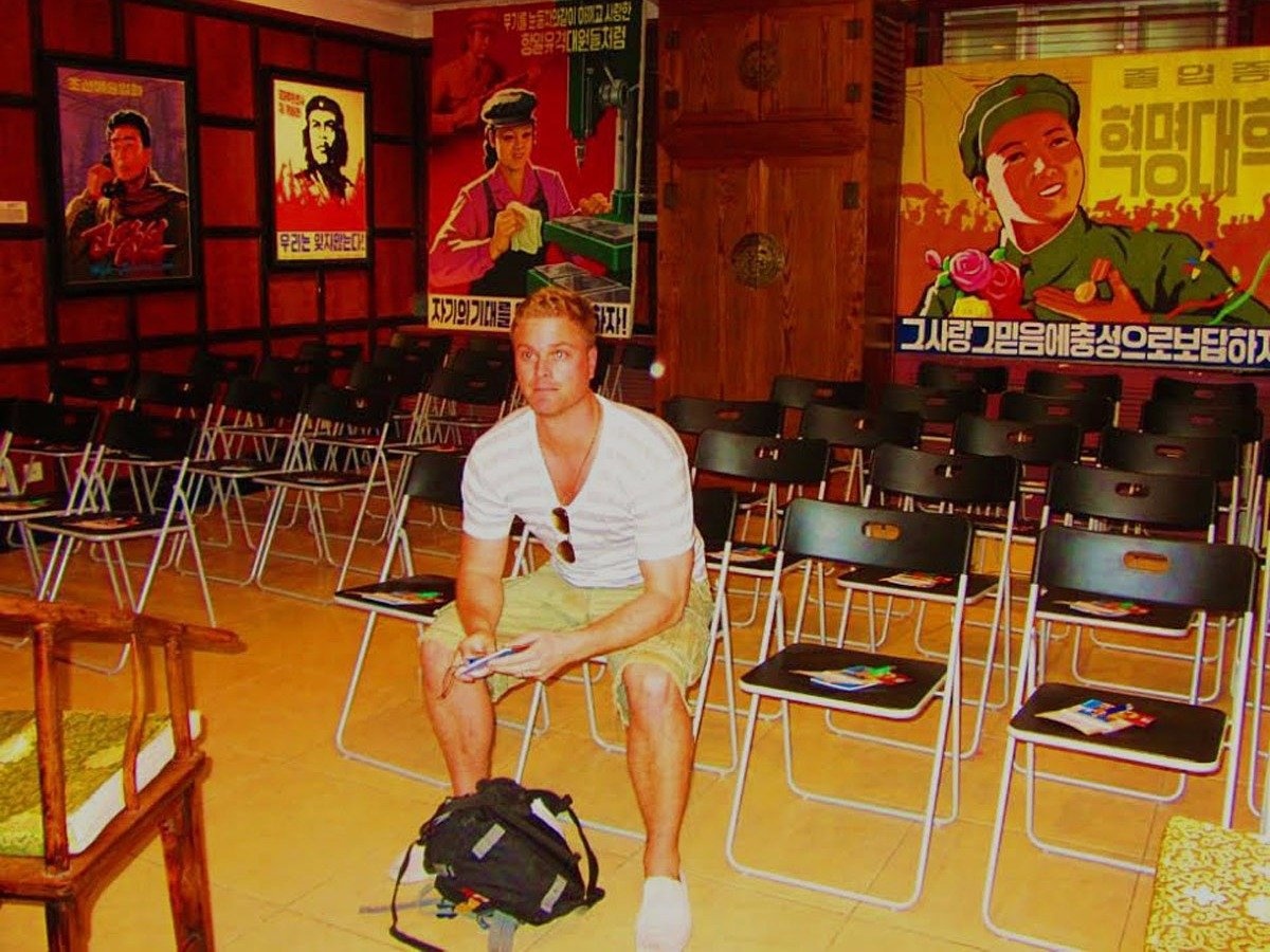 Trước khi đến Triều Tiên, Anna và Justin phải tham dự một buổi hướng dẫn ở Bắc Kinh để biết họ được phép và không được phép làm gì khi đến nơi. Một trong những điều cấm kỵ là không được chụp ảnh các cơ sở quân sự hoặc tượng Kim Jong Il trừ khi chụp toàn thân. Trong buổi hướng dẫn, họ gặp một vài người Mỹ và được chia sẻ rằng những người đó cũng phải trải qua quá trình tương tự.