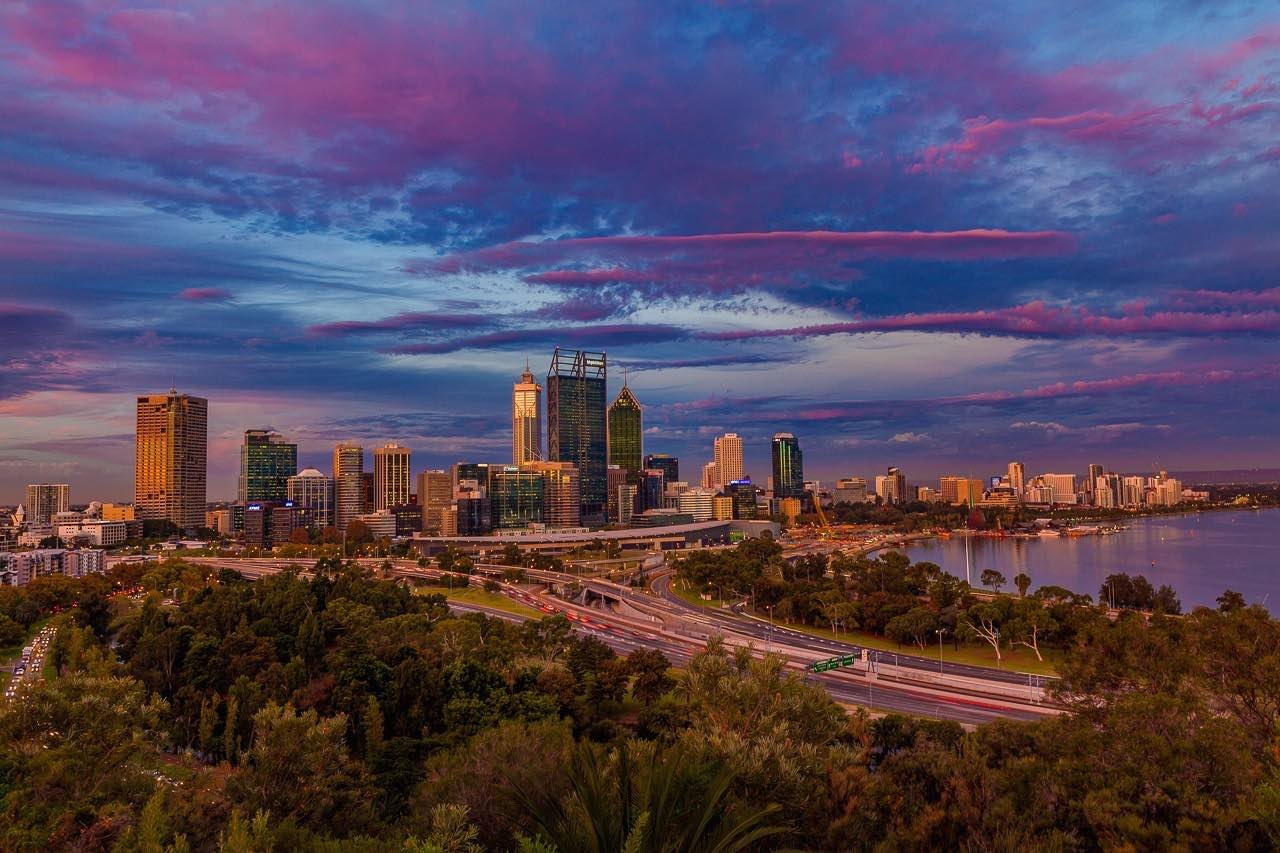 Perth, thủ phủ Tây Úc nằm ở nơi giao nhau giữa dòng sông Swan và bờ biển tây nam. Vùng ngoại ô Perth trải dài trên những bãi biển đầy cát, khu Kings Park và Botanic Garden trên Mt. Eliza là những điểm lý tưởng để ngắm toàn cảnh thành phố.