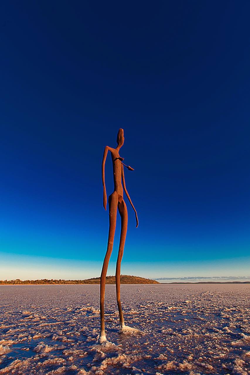 Vùng  Goldfields-Esperance là bãi đào vàng còn sót lại của những năm 1800, gồm những thị trấn như Coolgardie and Kalgoorlie. Hai thị trấn này được coi là “miền tây hoang dã” của Australia. Giữa vùng là hồ muối Ballard với nghệ thuật sắp đặt gồm 51 bức tượng của tác giả Antony Gormley.