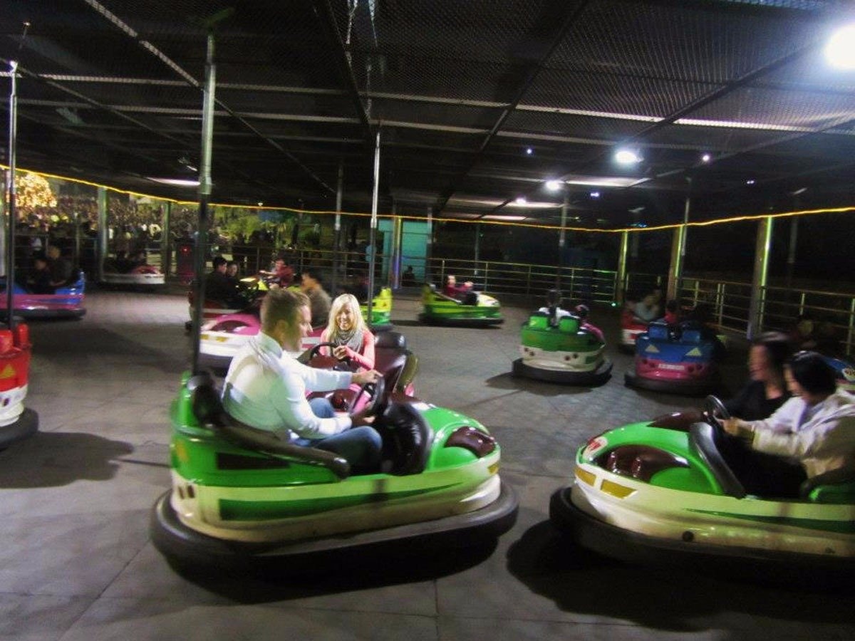 Trở lại Bình Nhưỡng, họ đến công viên giải trí Fun Fair với những tàu lượn cao tốc, xe đụng không có dây an toàn. Justin cho biết, Fun Fair chỉ dành cho giới nhà giàu. Họ may mắn được vào đó với hàng loạt lính gác và hướng dẫn viên.