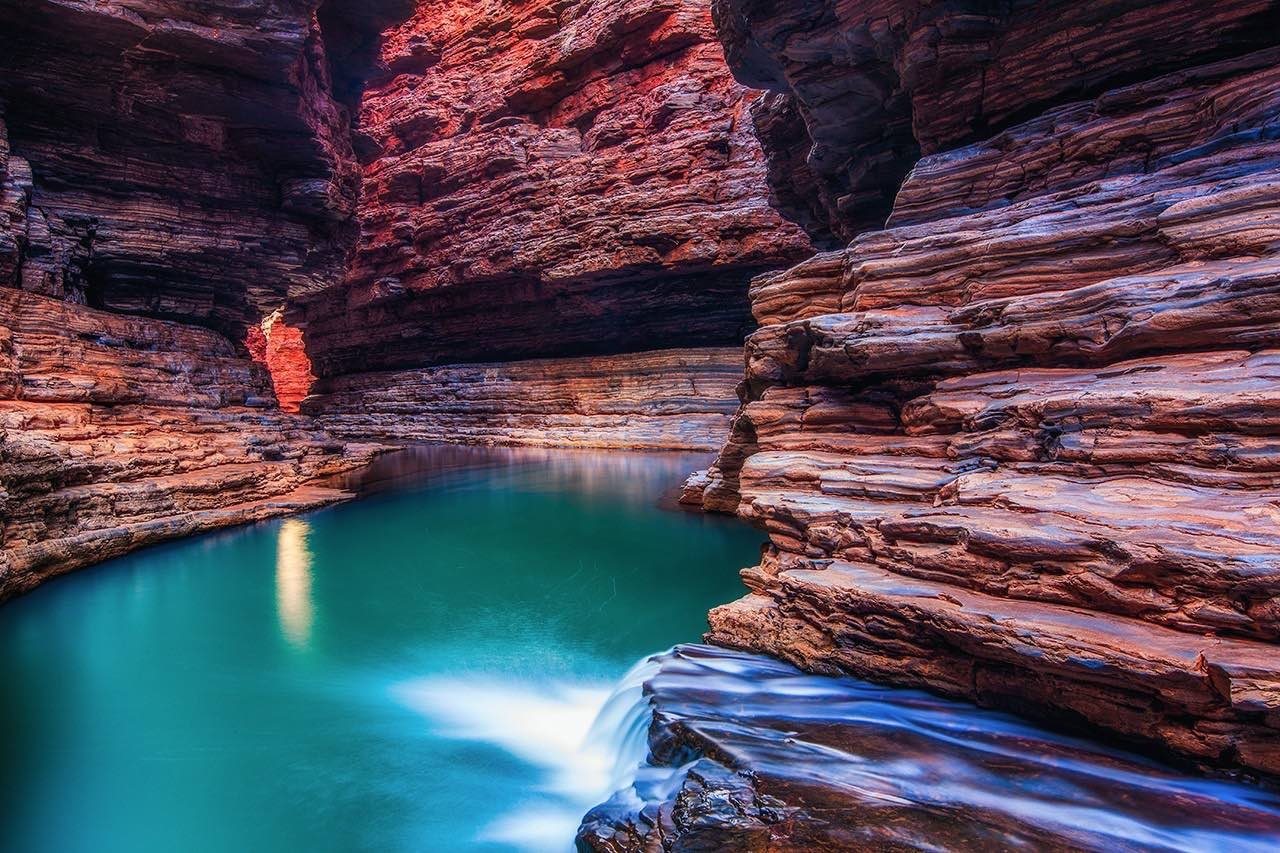 Karijini là công viên quốc gia cách Perth 1.400 km với rất nhiều hẻm núi, thác nước và hồ bơi. Thời gian lý tưởng để khám phá công viên là từ tháng 4 đến tháng 9.