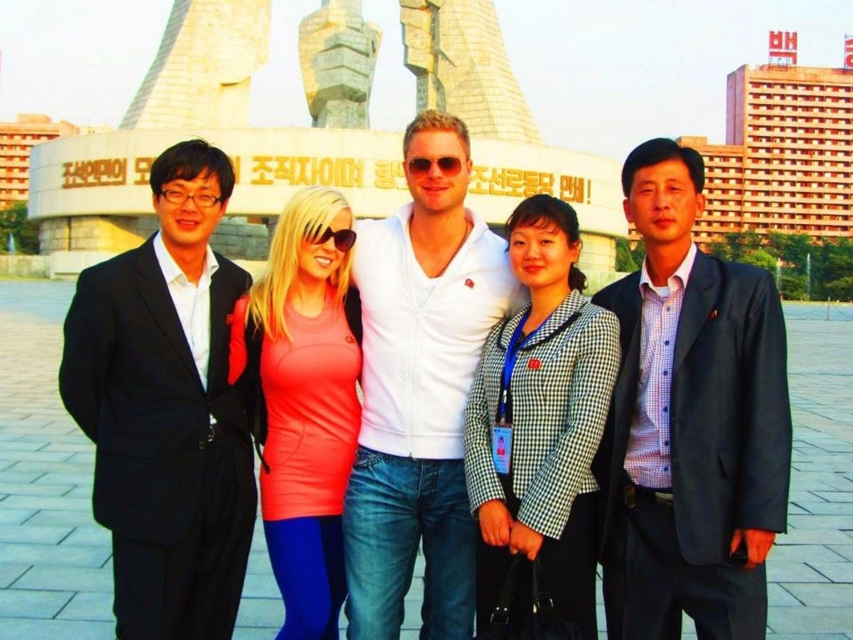 Họ gặp những hướng dẫn viên do chính phủ thuê để đảm bảo họ tuân theo quy định ở đây, cùng một lái xe đi cùng trong suốt hành trình. Trong những lần nói chuyện, cặp đôi rất ngạc nhiên vì những người này chưa từng nghe tới món pizza.