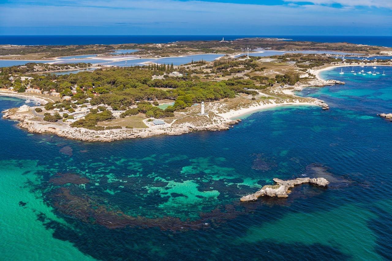 Người dân ở Perth thường đi nghỉ ở Bali, miền tây nam hoặc đảo Rottnest (hay còn gọi là Rotto). Rotto cách vùng duyên hải Perth chỉ 18 km, là nơi nghỉ dưỡng nổi tiếng.
