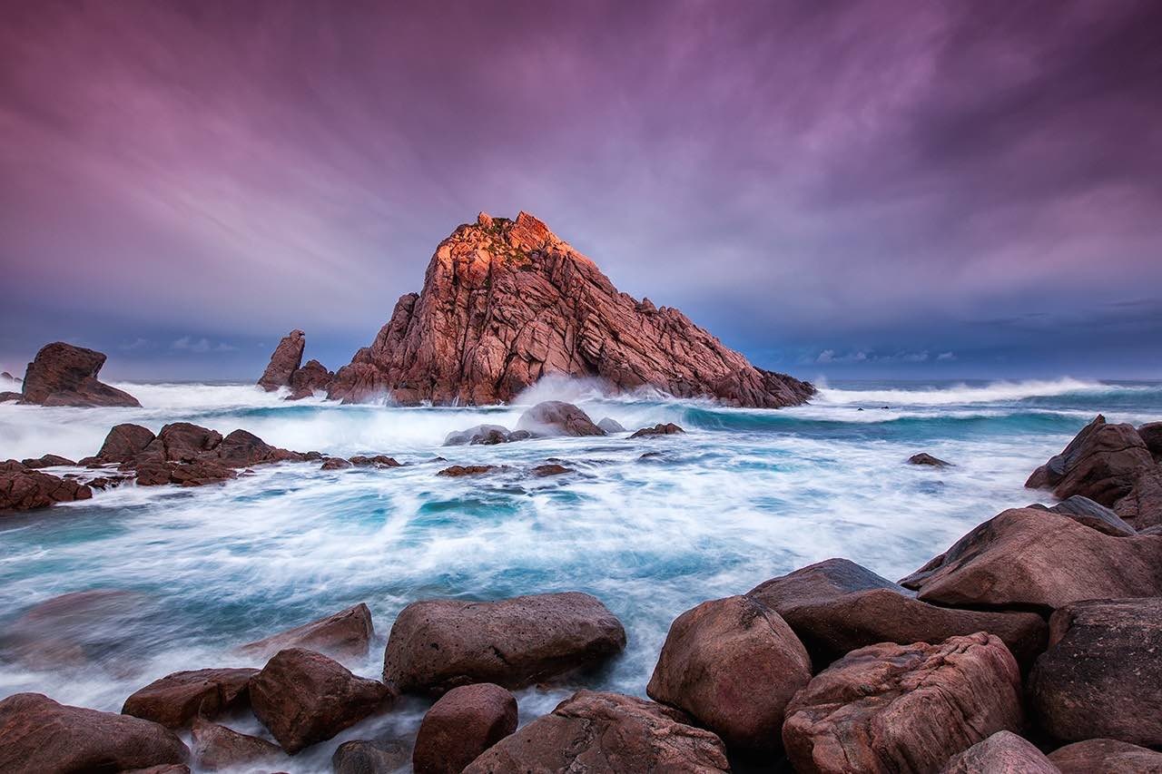 Vùng tây nam có hơn 100 nhà máy bia rượu, các bãi biển, khu lướt sóng, leo núi, đạp xe trên núi và những hang động tuyệt đẹp. Đây là vùng đẹp nhất Tây Úc. Nhiều nhiếp ảnh gia từ khắp nơi đổ về đây để chụp những vùng núi đá như Sugar Loaf Rock, hay đến Cape Leeuwin chụp ngọn hải đăng.