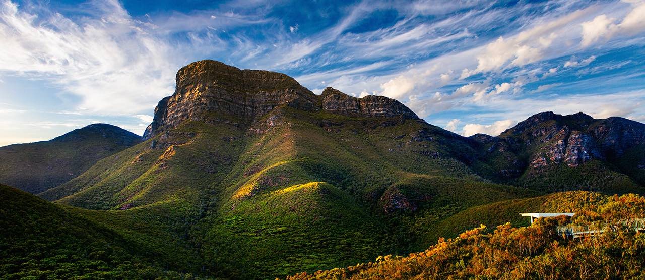 Vùng đông nam còn có đỉnh núi Bluff Knoll cao thứ 3 Tây Úc, nằm ở dãy Stirling. Vào mùa đông, một màn bụi tuyết nhẹ nhàng bao phủ đỉnh núi, nhưng tan ngay sau đó vài tiếng đồng hồ.