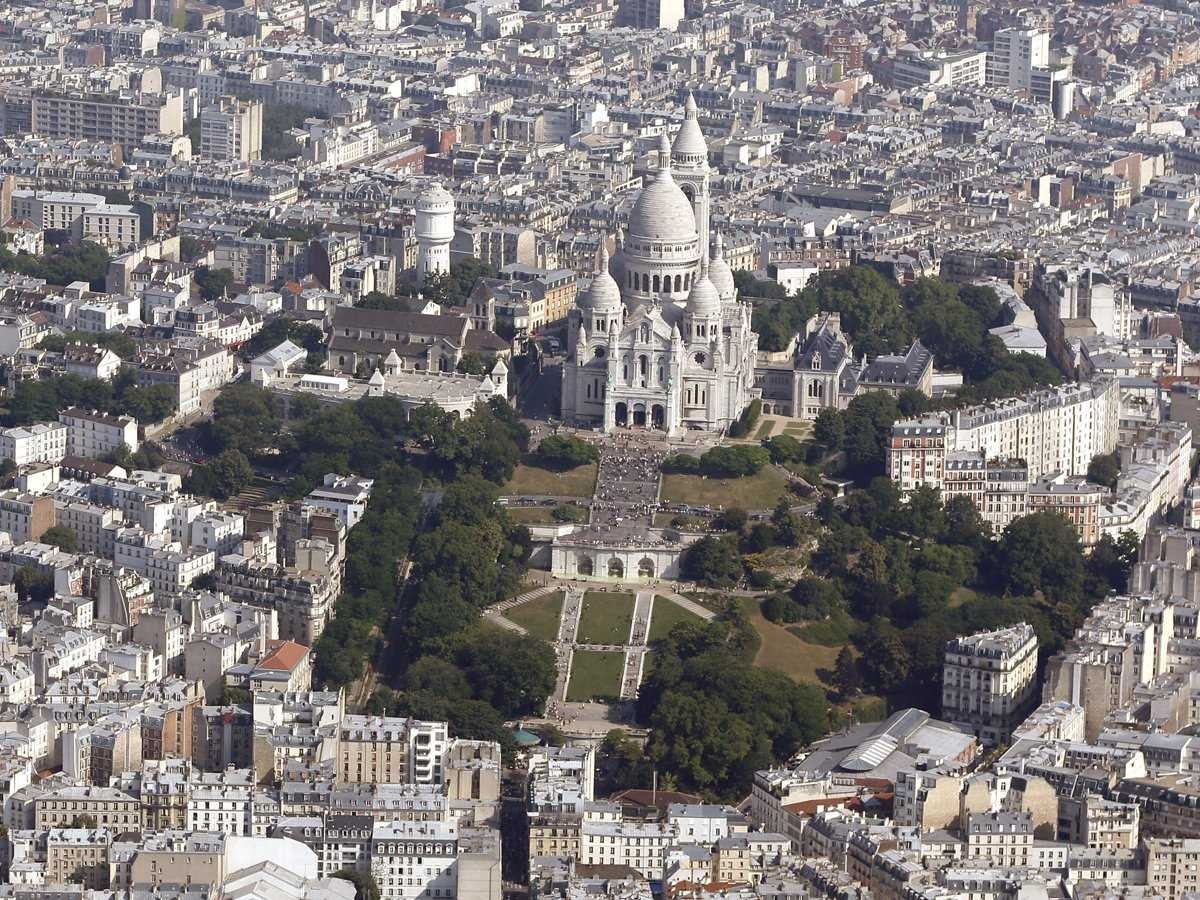 Trèo lên nhà thờ Sacré-Cœur ở Montmartre để ngắm toàn cảnh Paris.