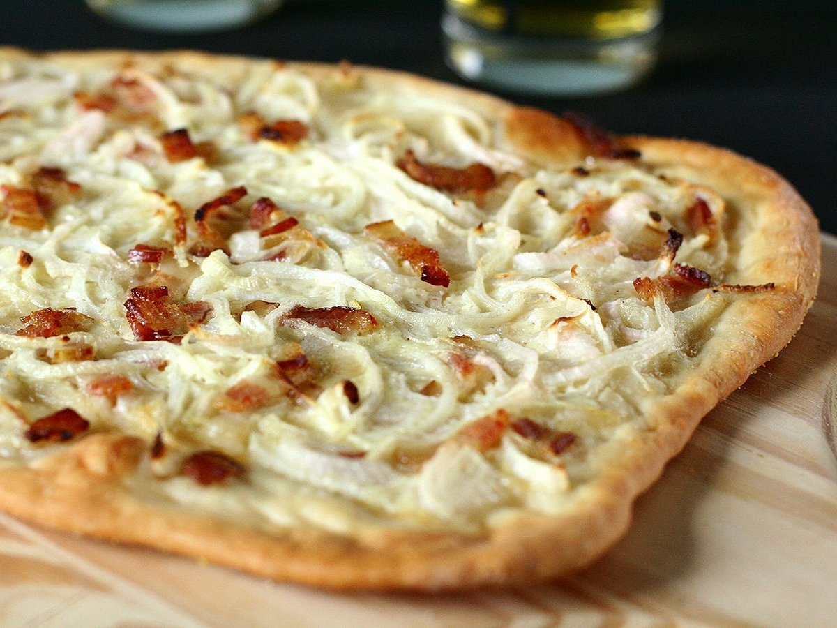 Thưởng thức món pizza tarte flambée ở Alsace.
