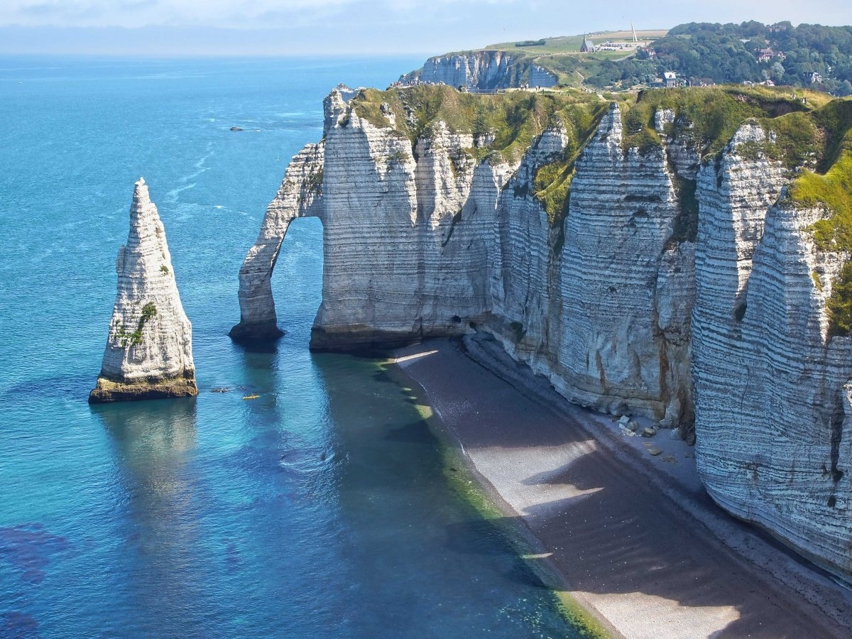 Chiêm ngưỡng ghềnh đá trắng Étretat ở Normandy.