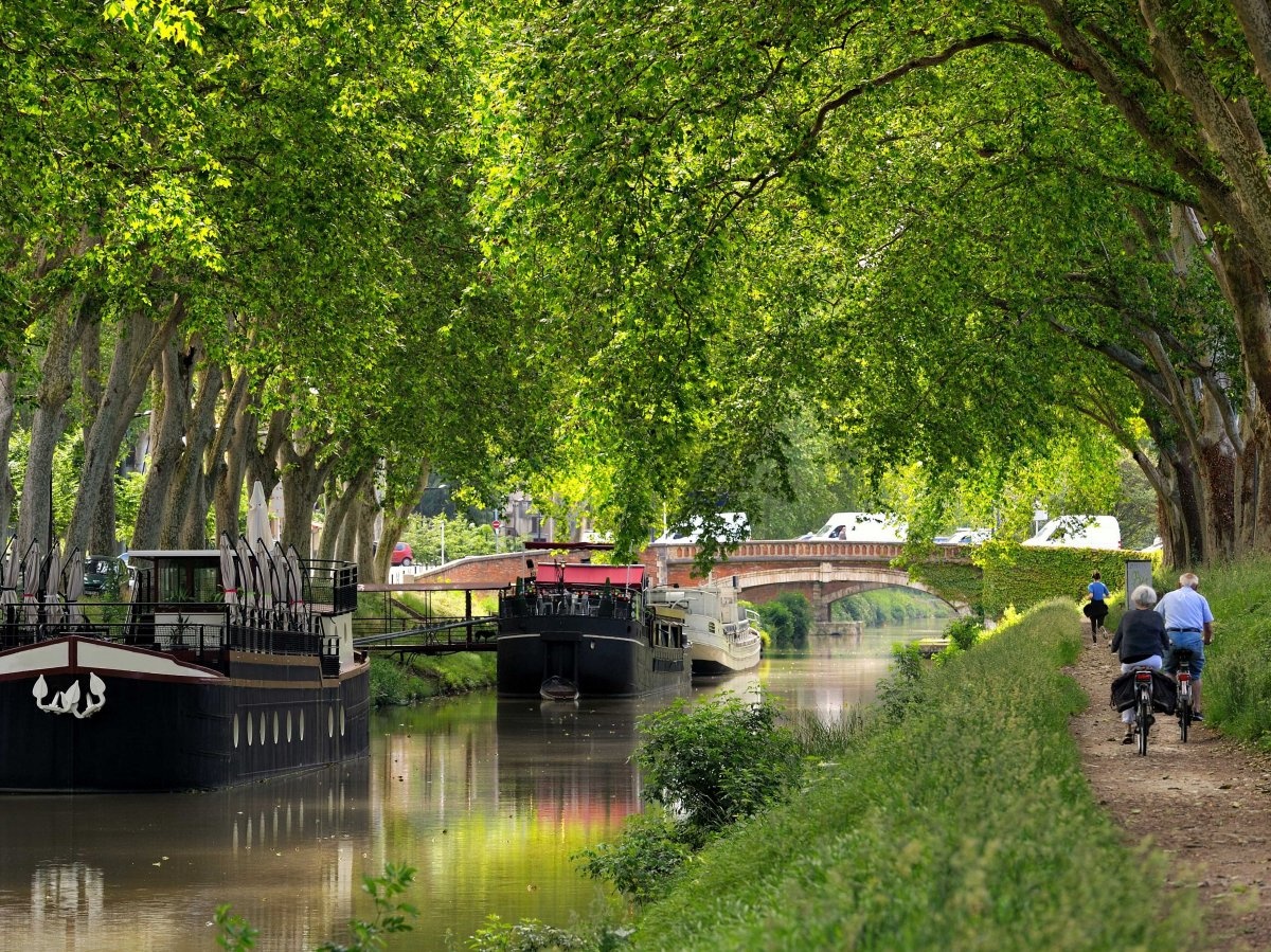 Đi thuyền dọc kênh Canal du Midi, di sản UNESCO chảy từ Toulouse đến biển Địa Trung Hải.