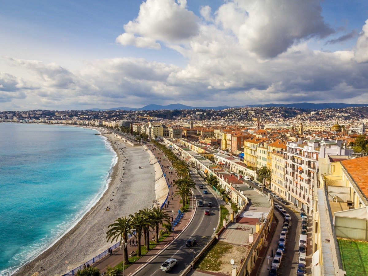 Ngắm cảnh biển ở Nice từ Promenade des Anglais.
