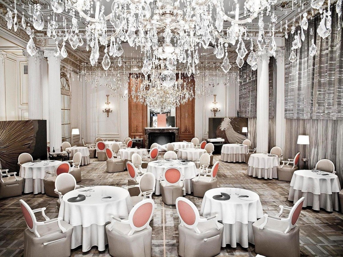 Ăn tại một nhà hàng Michelin như Alain Ducasse au Plaza Athénée ở Paris.