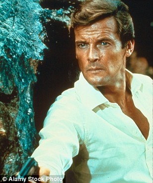 1. Roger Moore (Tham gia 7 phim, 44 địa điểm): Graham Rye, biên tập viên tạp chí 007 tiết lộ: “Roger Moore là người đi du lịch nhiều nhất trong tất cả các bộ phim về James Bond. Đặc biệt, Moonraker là tập phim mà James Bond đến tất cả các nơi từ Pháp, Italy, Argentina đến Brazil. Nhiều fan của James Bond du lịch đến các nơi này chỉ vì chàng điệp viên từng đến đó”.