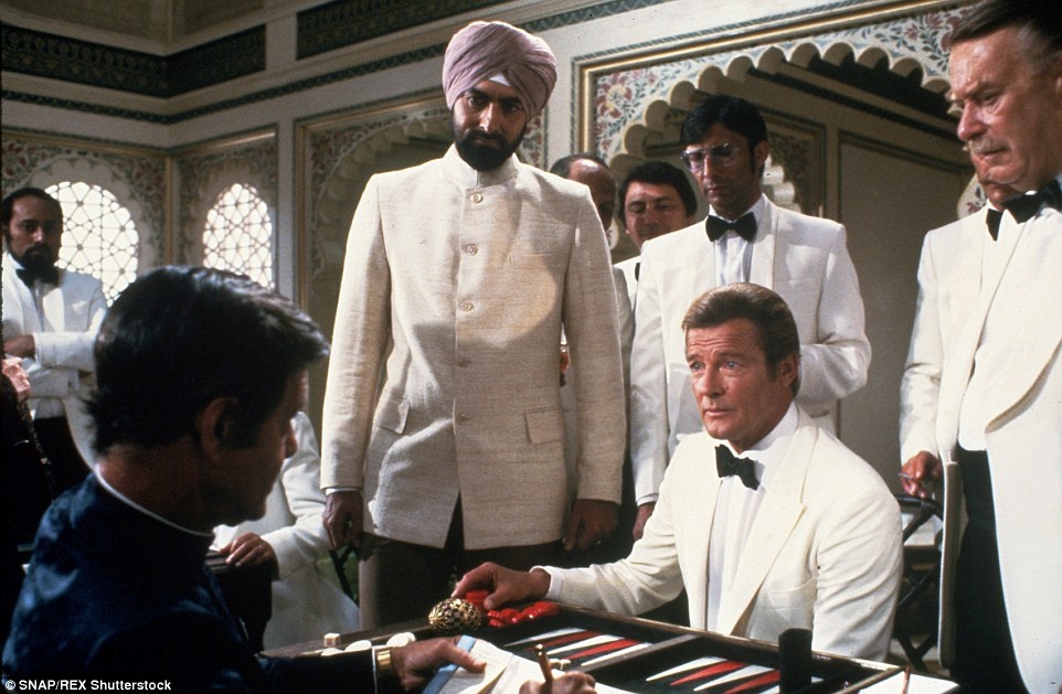 Đồng tình với Graham Rye, Matt Sherman, tác giả của James Bond’s Cuisine: 007’s Every Last Meal cho biết: “Roger Moore là James Bond đi du lịch nhiều nhất trong các bộ phim, anh từng tới những địa danh hấp dẫn như Phuket (Thái Lan), Hong Kong, Corfu, Ấn Độ, Đức, New Orleans, các đầm lầy ở Louisiana, Jamaica, Cairo, cả dưới nước lẫn trên không gian”.