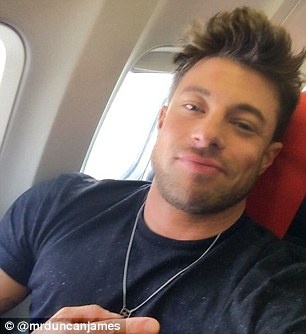 Không chỉ Harrington, mà ngay cả chàng ca sĩ Duncan James của nhóm nhạc Blue cũng thường gõ 5 lần vào thân máy bay trước khi lên. Không những thế, James còn rất cẩn thận khi chọn chỗ ngồi và nghiên cứu thật kỹ sơ đồ máy bay. Anh luôn chọn chỗ gần cửa thoát hiểm.