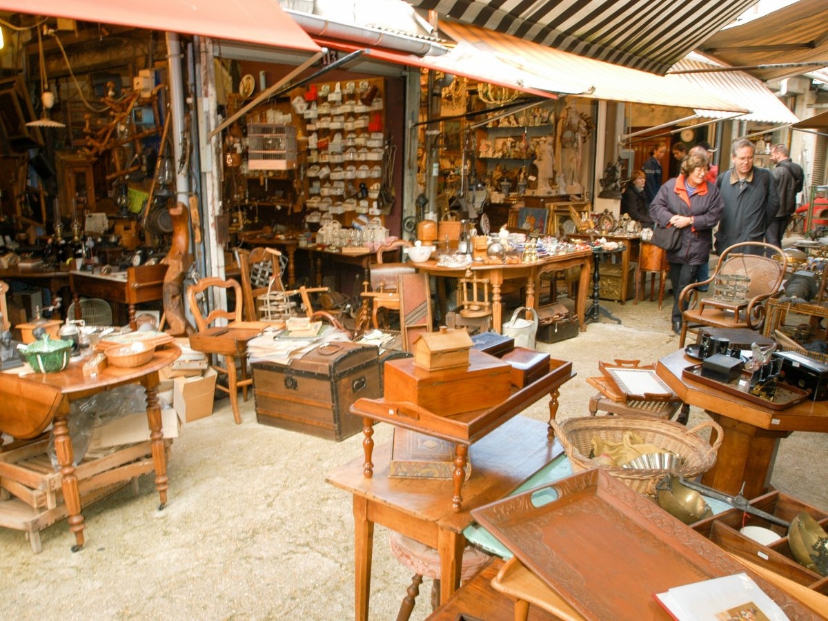 Mua đồ cổ tại Marché aux Puces de St-Ouen hoặc chợ trời ở Paris.