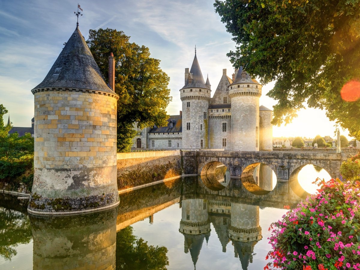 Đặt chân đến những lâu đài tuyệt đẹp ở Loire Valley như Chateau de Sully-sur-Loire.