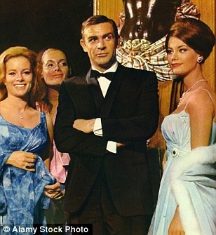 2. Sean Connery (6 phim, 32 địa danh): Đây là chàng James Bond đi du lịch nhiều thứ 2 trong tất cả. Graham Rye cho biết: “Khi tập phim Dr No ra mắt năm 1962, rất ít người từng đi du lịch ra nước ngoài. Bộ phim mở mang tầm mắt cho nhiều người về du lịch quốc tế, đặc biệt là với trẻ em”.