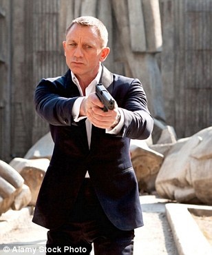 3. Daniel Craig (4 phim, 28 địa danh):