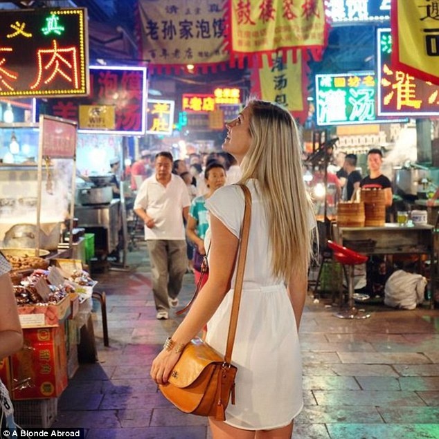 Kiersten Rich, cây viết về du lịch của A Blonde Abroad thì luôn chọn chỗ ngồi phía bên phải máy bay. Trong suốt 5 năm du lịch quanh thế giới và qua hơn 50 nước, cô vẫn không bao giờ từ bỏ quy tắc này. “Tôi khá duy tâm về chỗ ngồi trên những chuyến bay. Trong một thời gian dài, nếu tôi không ngồi trên cánh máy bay, cạnh cửa sổ hoặc bên phải máy bay thì tôi sẽ rất lo lắng”.