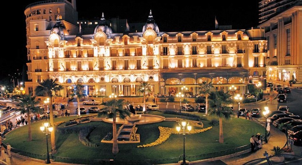 Khách sạn Hotel de Paris, Monaco đối diện casino xuất hiện trong phim Never Say Never and GoldenEye.