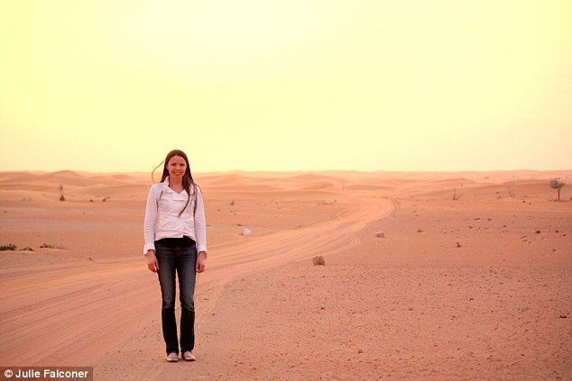 Julie Falconer, chủ nhân của blog du lịch nổi tiếng A Lady in London luôn mang theo một chú cừu đồ chơi khi đi du lịch. “Tôi luôn đi du lịch với một chú cừu bằng nhung nhỏ xíu. Nó đi vòng quanh thế giới với tôi”, cô nói.