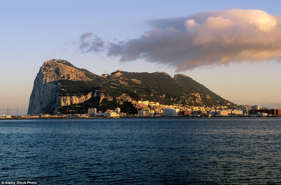 Đảo Gibraltar là nơi chứng kiến pha đuổi bắt ngoạn mục của Timothy Dalton.
