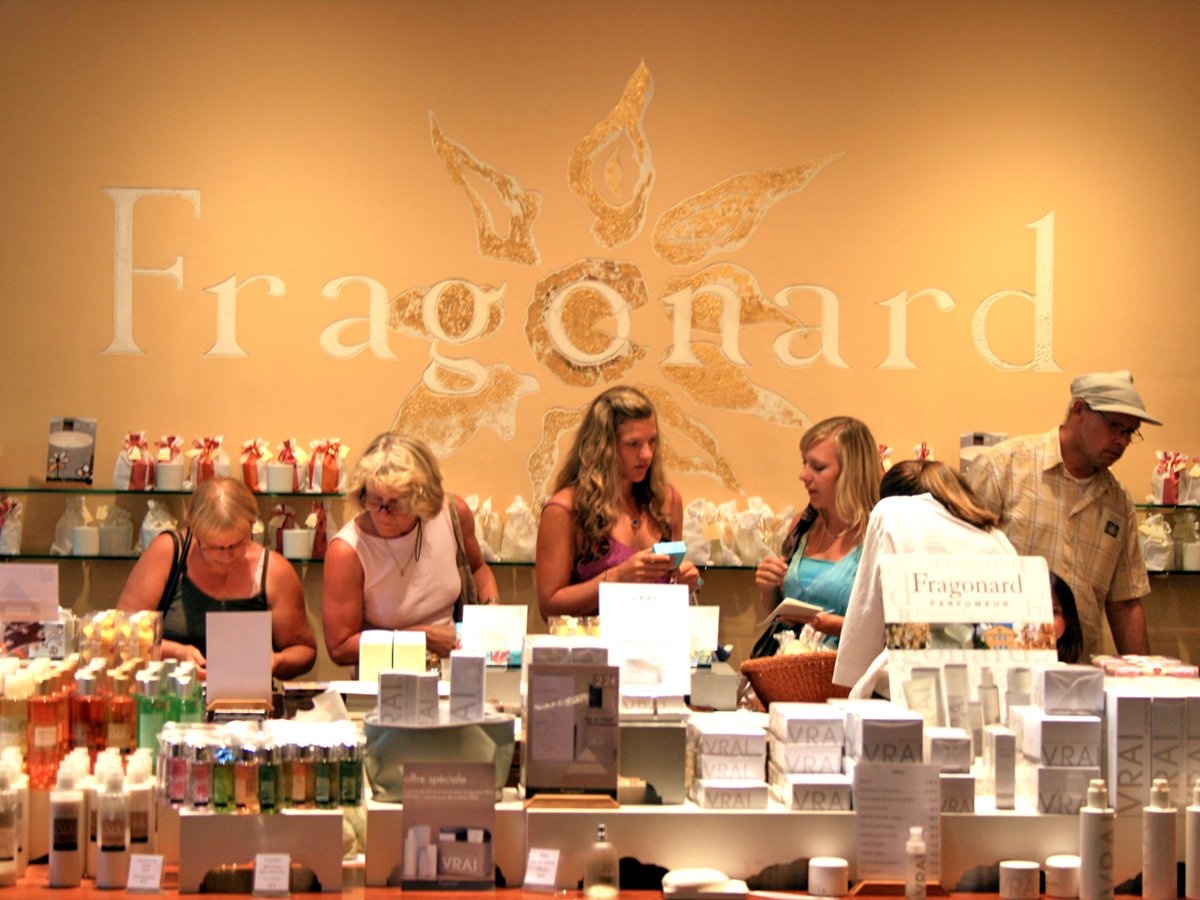 Thưởng thức mùi nước hoa Pháp trong nhà máy sản xuất nước hoa ở Grasse.