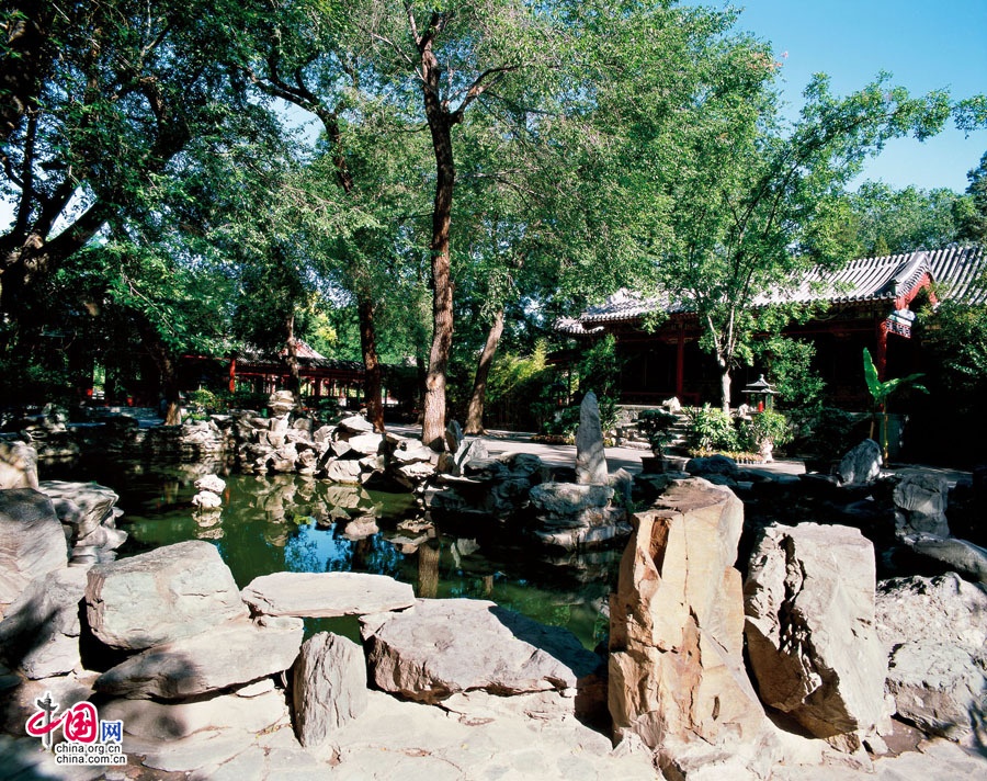 Toàn bộ khuôn viên Phủ rợp bóng cây xanh và hoa rất hấp dẫn du khách. Ảnh: Zhongguo Wang