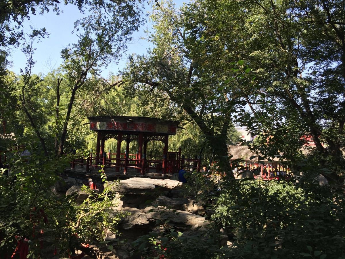 Trong Cung Vương Phủ, Hòa Thân cho xây dựng một tòa lầu trên núi nhân tạo để ngắm trăng, ngâm thơ, đọc sách. Ảnh: Zhongguo Wang