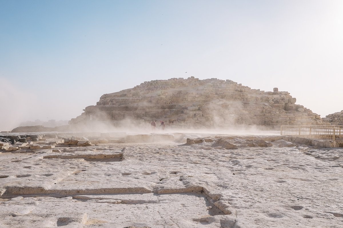 Người dân ở đây liên tục hỏi xin tiền, ép mua vé, và lôi kéo họ đi quanh khu kim tự tháp.