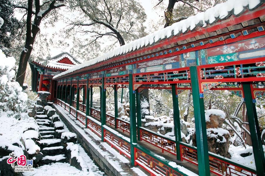 Đường lên tòa lầu này còn có một hành lang với lối đi dốc không có bậc, biểu thị cho con đường thăng quan tiến chức của Hòa Thân luôn hanh thông. Ảnh: Zhongguo Wang