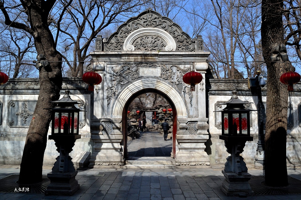 Theo sử sách ghi chép lại, Hòa Thân là một tay chơi có hạng thời bấy giờ. Ông ta còn dám xây dựng một cái cổng theo kiểu phương Tây trong Phủ của mình. Ảnh: Sina