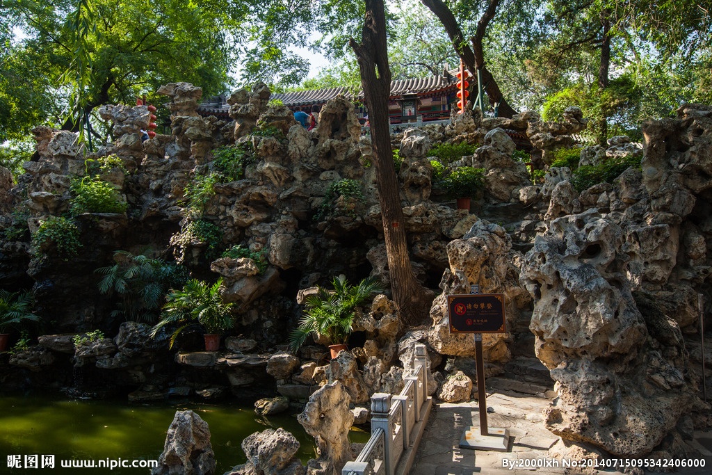 Đặc biệt, du khách tới đây đều chú ý tới hai ngọn núi nhân tạo mà Hòa Thân cho xây dựng. Bởi trong lòng mỗi ngọn núi ấy, ông ta đặt một vật trấn trạch. Ảnh: Zhongguo Wang