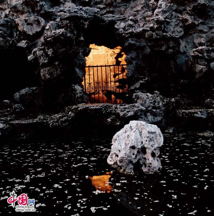 Vật trấn trạch thứ hai là chữ Phúc do chính Càn Long viết để tặng bà nội nhân dịp thượng thọ đã bị Hòa Thân chiếm làm của riêng. Chữ Phúc ấy được Hòa Thân cho tạc vào một khối đá quý trong lòng núi nhân tạo. Ngày nay, khi vào Cung Vương Phủ, du khách đều được vào hang ngắm nhìn chữ Phúc đặc biệt này. Ảnh: Zhongguo Wang