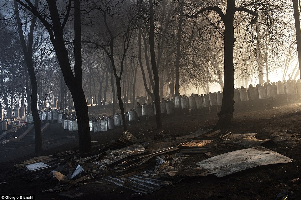 Bức ảnh chụp cảnh sát cơ động tác chiến tại một công viên gần sân vận động Dynamo Kiev, chuẩn bị trấn áp đoàn người biểu tình chống chính phủ tại phố Hrushveskoho.